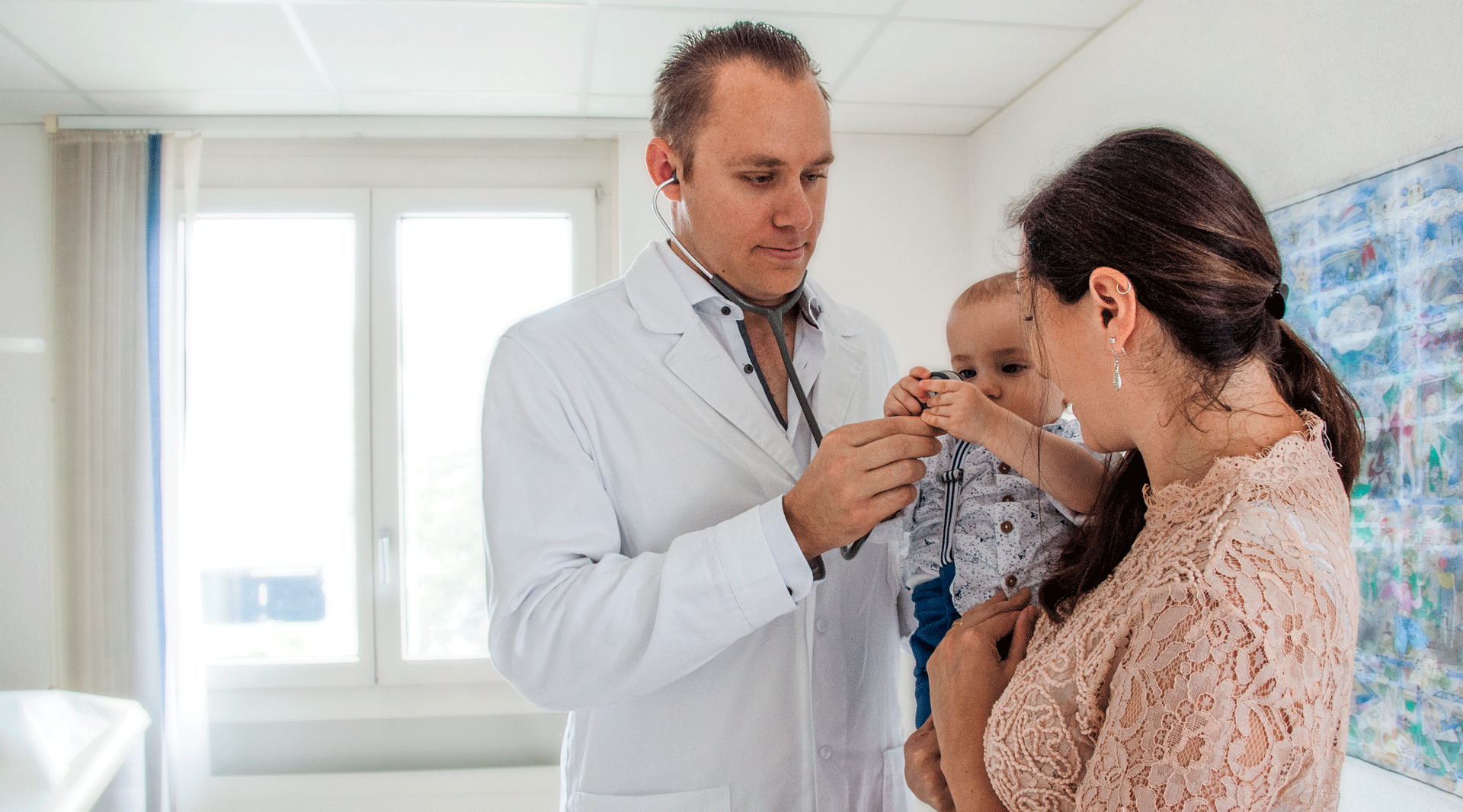 Dr. med. Marc-Alain Portmann mit Kind und Mutter